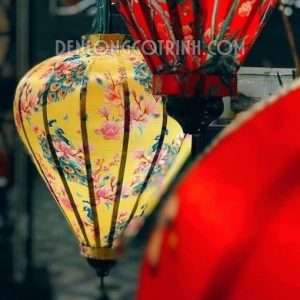 Đèn Lồng Vải Phi Vàng Họa Tiết Chim Công Và Hoa 3D02